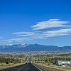 These clouds and the Sangre de Cristo Mountains added to the scenery. Essas nuvens e as Montanhas do Sangue de Cristo eram uma adição ao cenário. : Sangre de Cristo Mountains, Taos